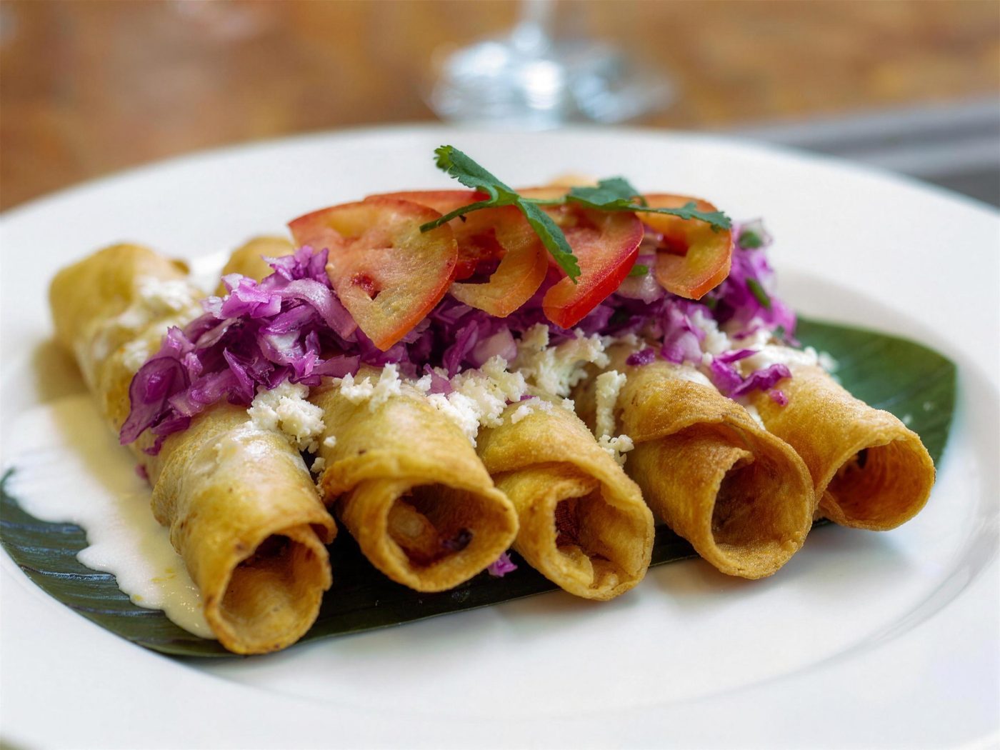 Comida buffet: flautas con col morada y jitomate