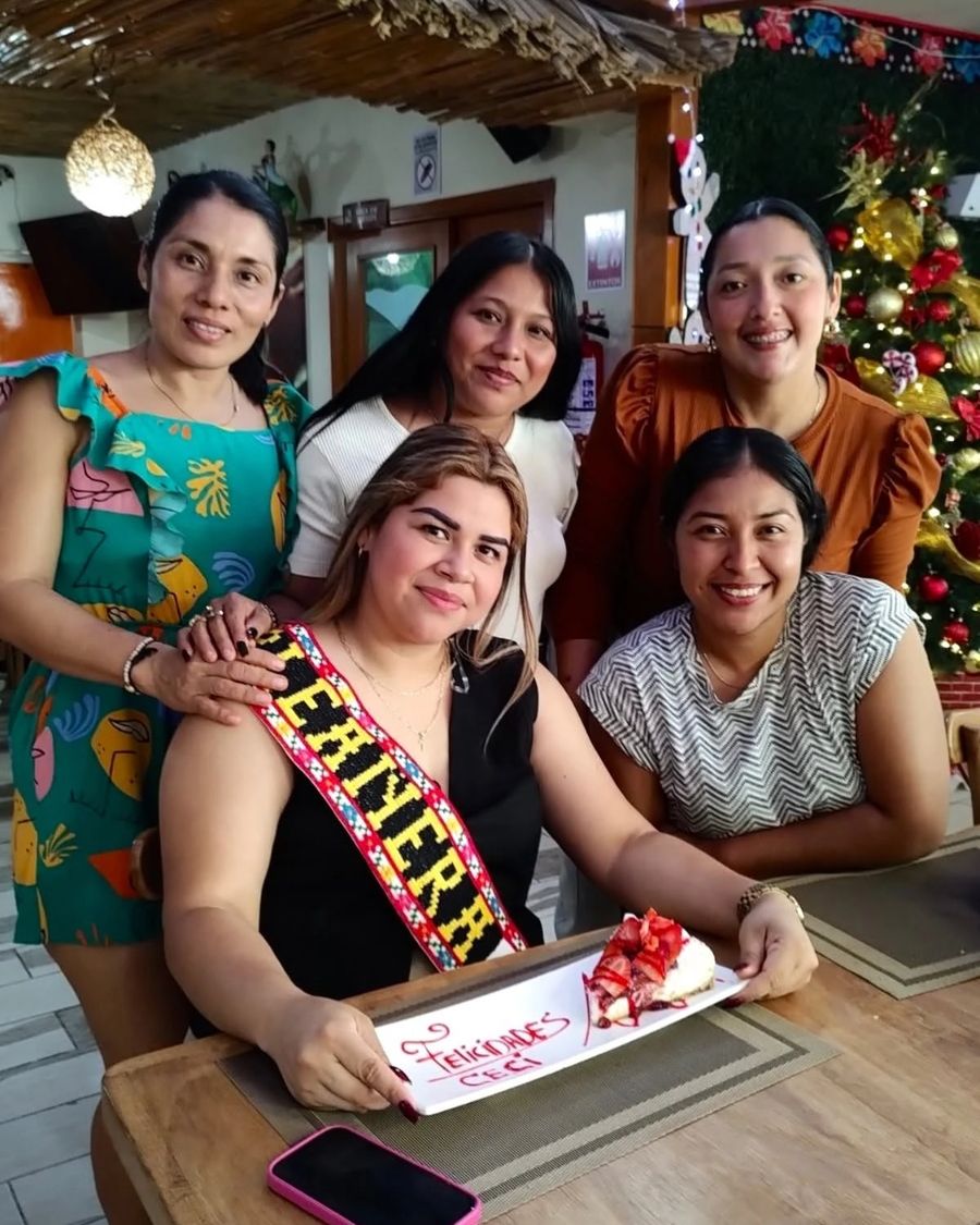 Cumpleañera celebrando con sus amigas en Los Tulipanes