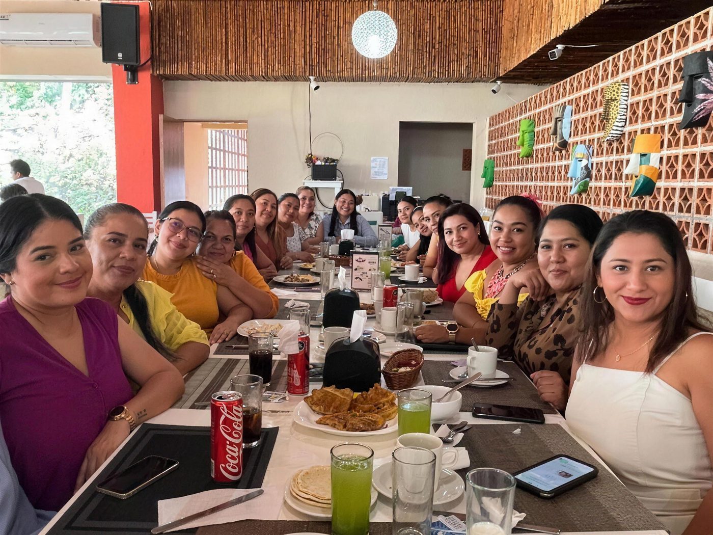 Miércoles de damas: amigas disfrutando el desayuno buffet